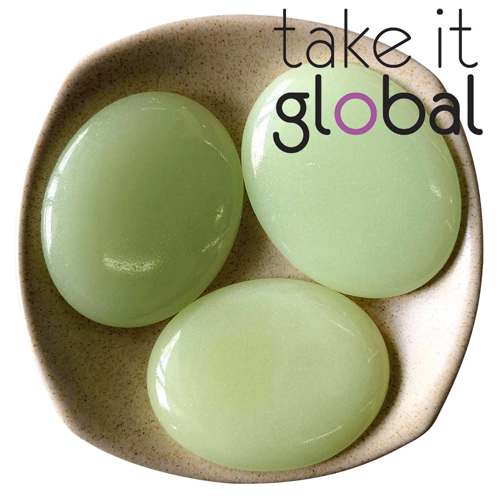Glow in the dark stone / Pebbles / Night Light Stone / Glowing Rock 荧光石 - L Size